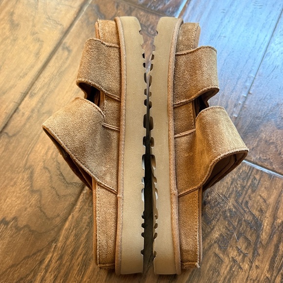 Never worn!  UGG Greer Platform Sandal, size 7 - Picture 10 of 11